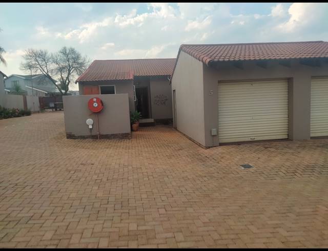 2 BEDROOM TOWNHOUSE FOR SALE IN SUNDOWNER